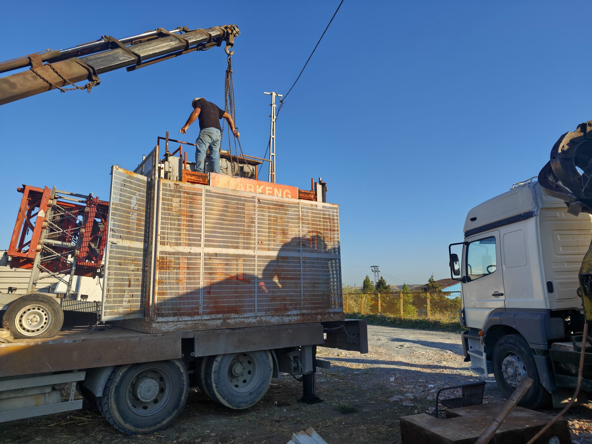 Vinçli araçla gerçekleştirilen hurda yükleme çalışması